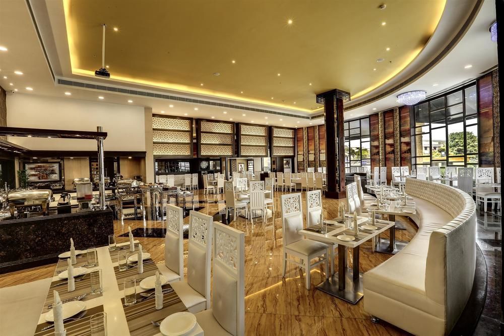 Golden Chariot Vasai Hotel Екстериор снимка
