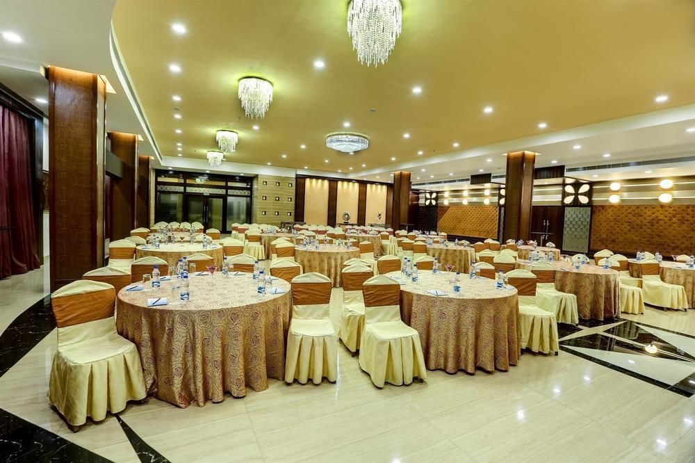Golden Chariot Vasai Hotel Екстериор снимка