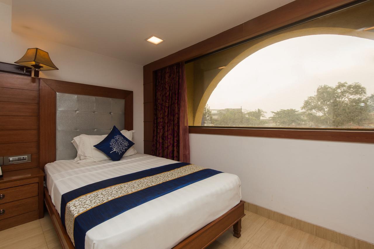 Golden Chariot Vasai Hotel Екстериор снимка