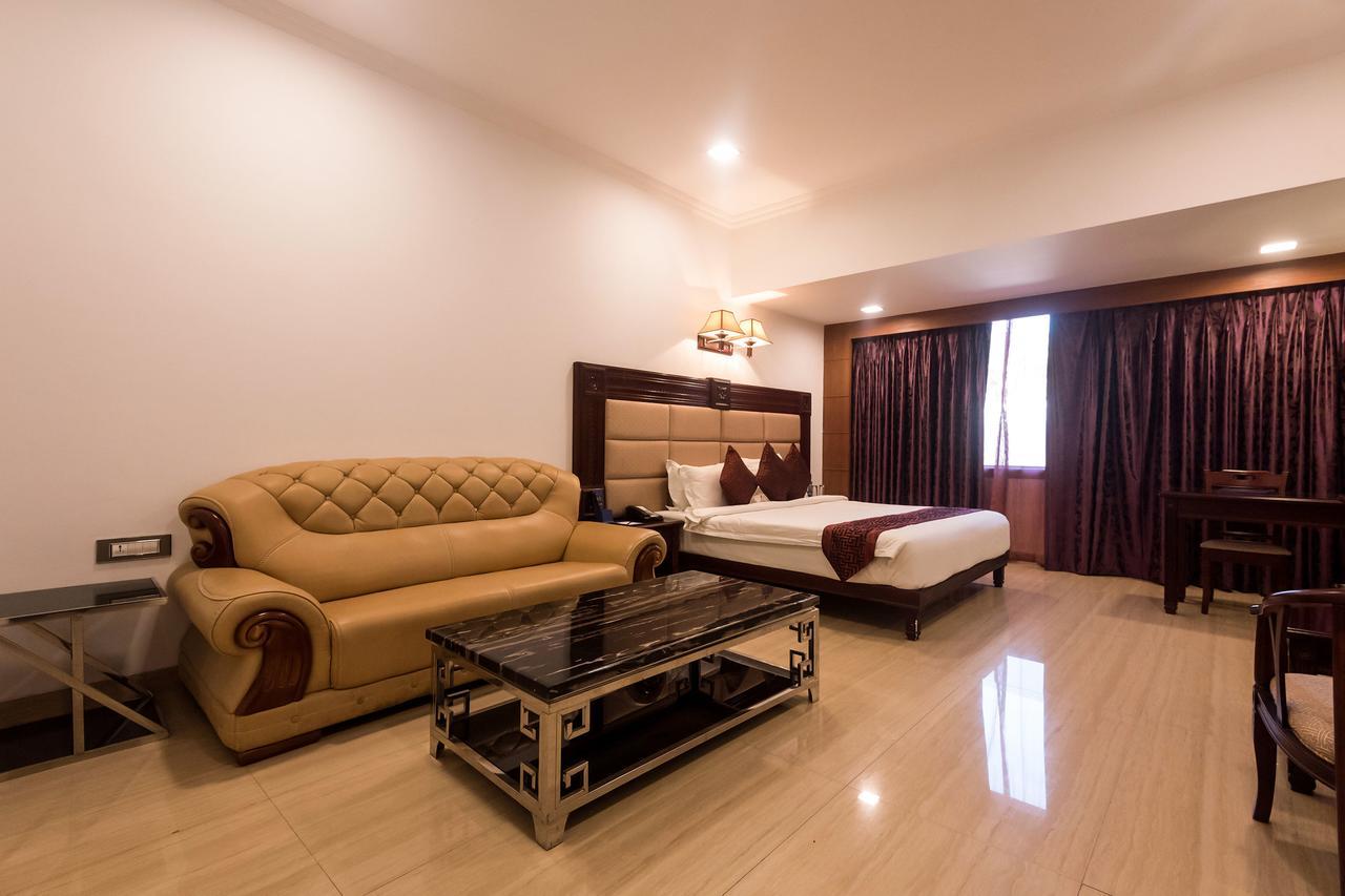Golden Chariot Vasai Hotel Екстериор снимка