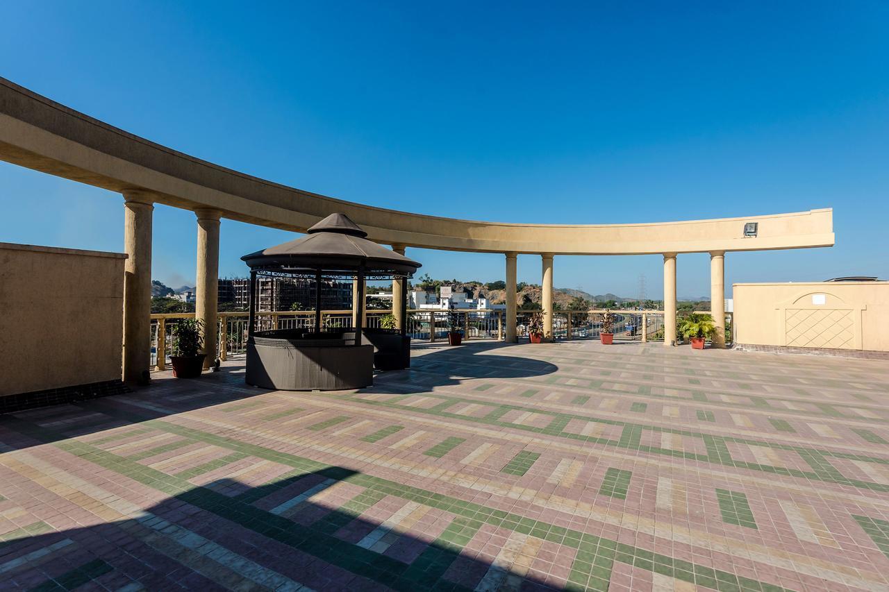 Golden Chariot Vasai Hotel Екстериор снимка