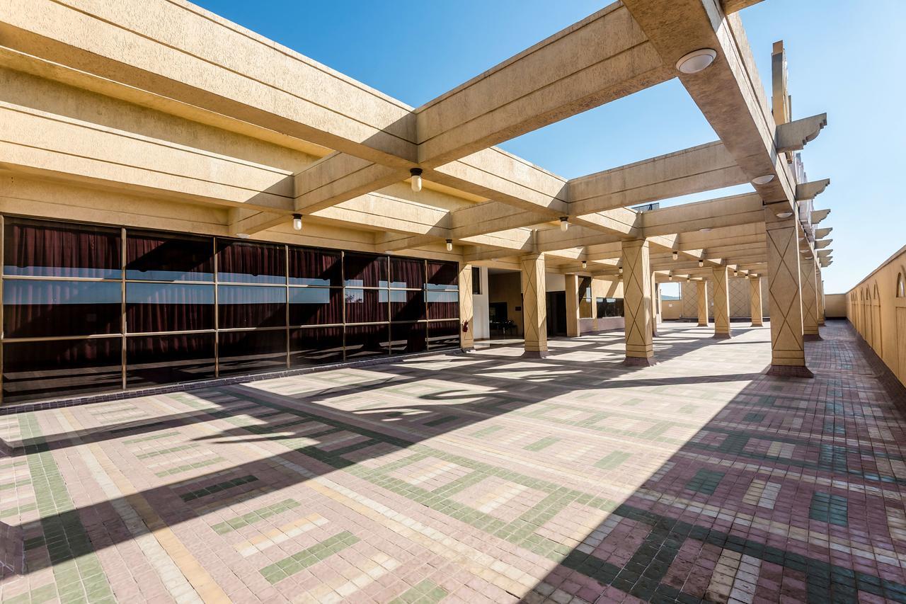 Golden Chariot Vasai Hotel Екстериор снимка