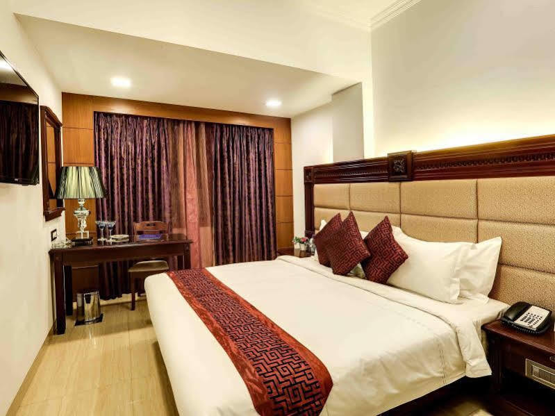 Golden Chariot Vasai Hotel Екстериор снимка