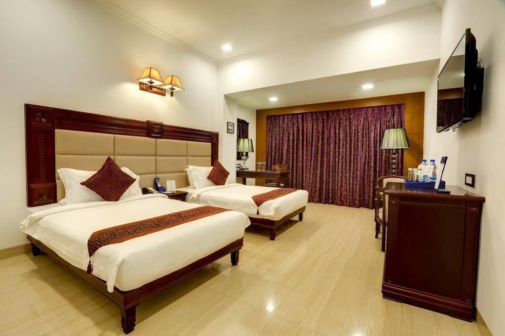 Golden Chariot Vasai Hotel Екстериор снимка