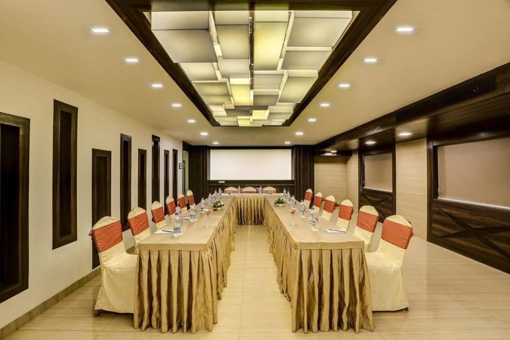 Golden Chariot Vasai Hotel Екстериор снимка