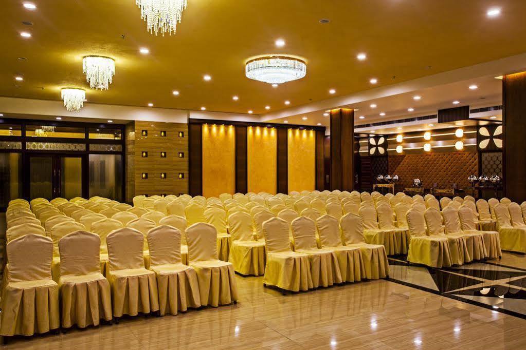 Golden Chariot Vasai Hotel Екстериор снимка