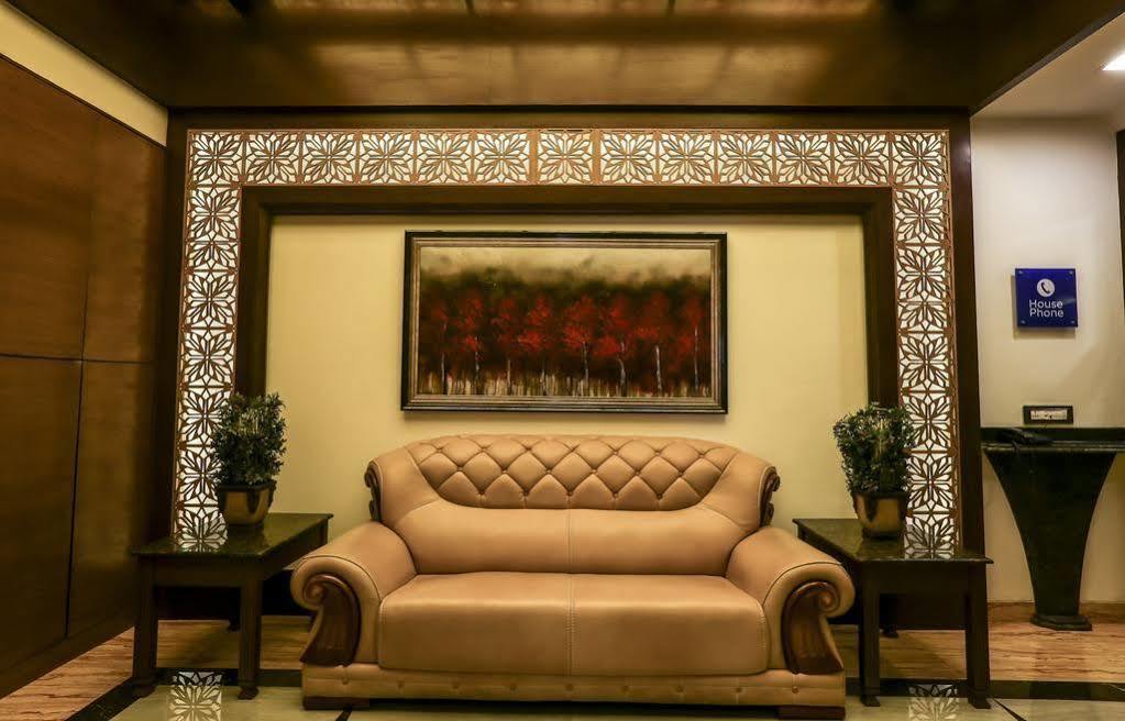 Golden Chariot Vasai Hotel Екстериор снимка