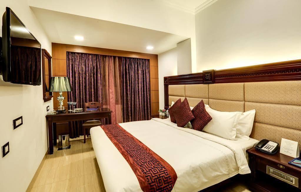 Golden Chariot Vasai Hotel Екстериор снимка