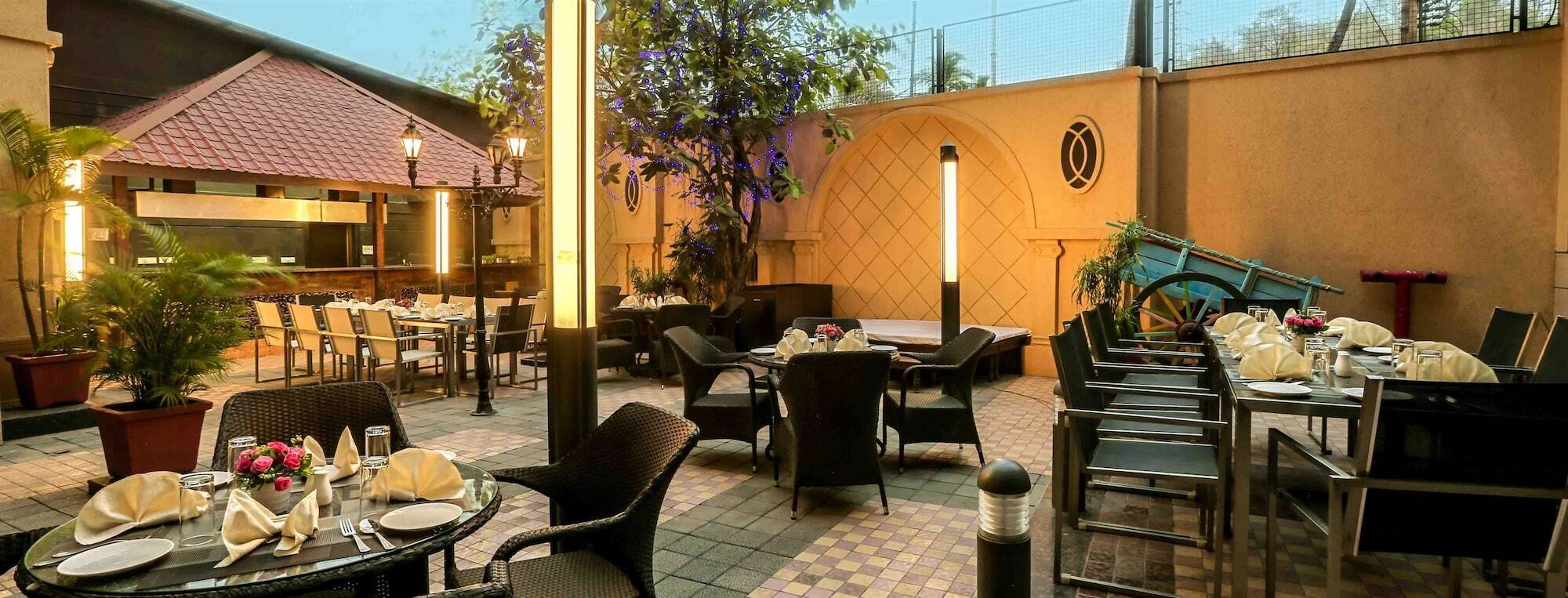 Golden Chariot Vasai Hotel Екстериор снимка